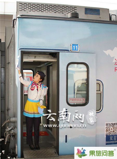 列車外表的麗江民族風(fēng)情畫面。云南網(wǎng)實(shí)習(xí)記者