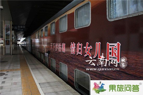 餐車工作人員在準(zhǔn)備美味餐品。云南網(wǎng)實(shí)習(xí)記者