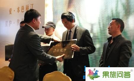 隨后，中國(guó)著名口書書法家、2008年奧運(yùn)火炬手和志剛揮毫灑墨，寫下了“金茂慧語(yǔ)”四個(gè)蒼勁有力的大字。他的表演感染了在座的每一個(gè)人，再一次將開盤盛典推向高潮，現(xiàn)場(chǎng)異常熱烈火爆。